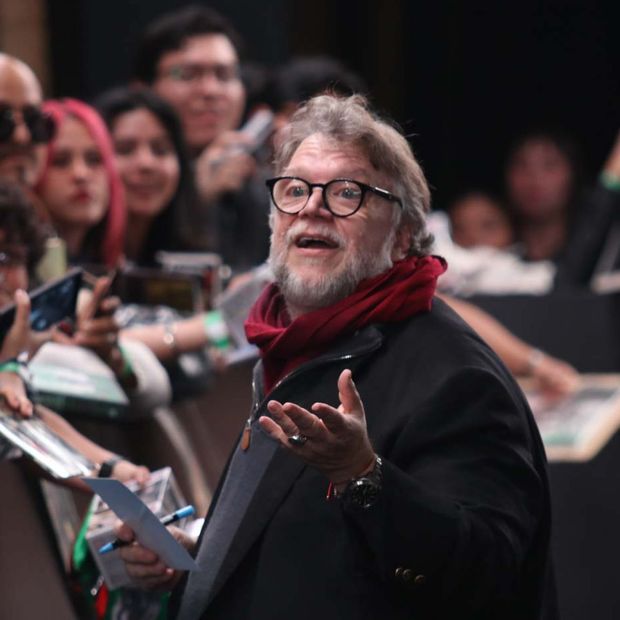 Guillermo del Toro dirige escena en Frankenstein